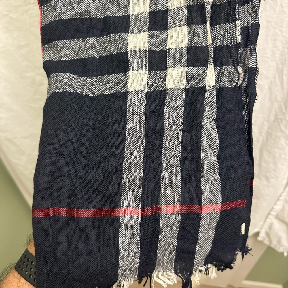 NWT!! BURBERRY NAVY CHECK FINE MERINO WOOL SCARF MADE IN SCOTLAND - Picture 3 of 6